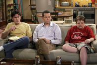 Two and a Half Men – Männerabend: Charlie (Charlie Sheen, l.) Alan (Jon Cryer, M.) und Jake (Angus T. Jones, r.) ...