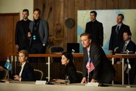Thin Ice – Die teilnehmenden Minister*innen des Arktischen Rates wollen die Sitzung abbrechen. Elsa (Lena, Endre, li.) versucht, sie zum Bleiben zu überreden.