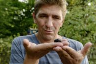 Löwenzahn – So sieht er also von Nahem aus - der "heilige Pillendreher", ein Skarabäus aus Ägypten. Fritz Fuchs möchte dem seltenen Insekt eine Heimat geben.