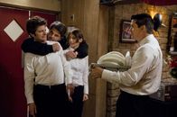 Party Down – (v.l.n.r.) Henry Pollard (Adam Scott ); Joe (Oleg Zatsepin); Casey Klein (Lizzy Caplan); Ron Donald (Ken Marino)
