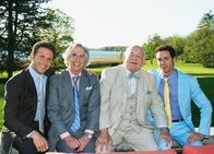 Royal Pains – Erinnerungsfoto: Mark Feuerstein als Dr. Hank Lawson, Henry Winkler als Eddie R. Lawson, Edward Asner als Ted Roth, Paulo Costanzo als Evan R. Lawson (Copyright SRF/NBC Universal)