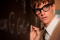 Die Entdeckung der Unendlichkeit – Stephen Hawking (Eddie Redmayne) berechnet die Grundlagen zu seinen Theorien zu Schwarzen Löchern und Singularitäten.