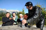 Der Bergdoktor – v.l.) einen Besuch ab. Eigentlich wollte er ja Fräulein Schneider beeindrucken, aber das hat nicht funktioniert.