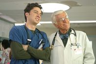 Scrubs - Die Anfänger – Als J.D. (Zach Braff, l.) die Gelegenheit bekommt, mit Dr. Townsend (Dick Van Dyke, r.) an einem Fall zusammenzuarbeiten, fühlt er sich mächtig geehrt ...
