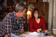 The Middle – Das Haus der Hecks ist undicht. Deshalb wollen Mike (Neil Flynn, l.) und Frankie (Patricia Heaton, r.) sich ein Apartment ansehen, was bei ihren Kindern jedoch auf wenig Begeisterung stößt ...
