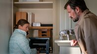 Notruf Hafenkante – Nadja (Katja Hutko) will ihren Mann Ole Kern (René Geisler) heimlich verlassen und wird von diesem beim Griff in den Safe überrascht.
