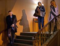 Blue Bloods - Crime Scene New York – Unfassbar: Die Kronzeugin Sophia (Alexia Rasmussen, M.) wurde entdeckt. Wie bei der letzten Person, die sie beschützen mussten, haben Danny (Donnie Wahlberg, l.) und Jackie (Jennifer Esposito, r.) jetzt zu fliehen ...