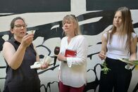 Puls – Puls Wildkräuter Daniela Lager (M.) auf einem Wildpflanzenspaziergang mitten in der Stadt