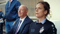 Asbest – Direktorin König (Claudia Michelsen, re.) setzt auf die Knast-Mannschaft.