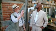 Yared kommt rum – Yared Dibaba unterhält sich beim Fest am Backhaus Barrigsen mit dem Vater von Harald Wieder.