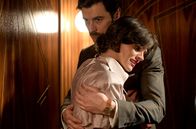 Velvet – Mateo (r., Javier Rey) tröstet Bárbara (l., Amaia Salamanca), deren Ehe mit Enrique gescheitert ist.