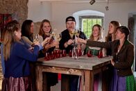 Landfrauenküche – Die Landfrauen stoßen mit Lucki Maurer an.