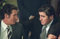 Der große Bluff - Das Howard Hughes Komplott – Als Clifford Irving (Richard Gere, l.) seinen Schriftstellerkollegen Dick Suskind (Alfred Molina, r.) in seine Pläne einweiht, weiß der anfangs nicht, was er davon halten soll ...