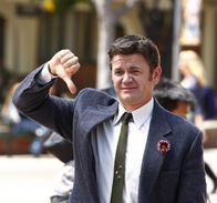 Community – Jeff geht mal wieder den Weg des geringsten Widerstands und entdeckt den Kurs von Professor Whitman (John Michael Higgins) für sich. Der hält nichts von eingefahrenen Lehrmethoden und ermutigt seine Studenten zu "Carpe Diem" ...