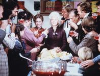 Unsere kleine Farm – Die Bewohner von Walnut Grove gratulieren Nellie Oleson (Alison Arngrim, M.) zum Geburtstag.