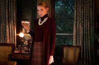 Knives Out - Mord ist Familiensache – Donna Thrombey (Riki Lindhome) gehört zur Familie des Verstorbenen.