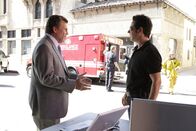 Numb3rs - Die Logik des Verbrechens – Bei einem Treffen der GEO, einer Organisation, die sich die Verbesserung der Welt auf die Fahnen geschrieben hat, geht eine Bombe hoch. Als das Gebäude evakuiert ist und das FBI mit den Ermittlungen beginnt, explodieren weitere Sprengsätze. Don (Rob Morrow, r.) und sein Team gehen dem nach und stoßen dabei auf Brett Hanson (Paul Michael Glaser, l.) ...