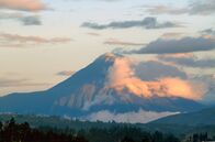 Leben mit Vulkanen – Um dem feuerspeienden Tungurahua etwas entgegensetzen zu können, wird er Tag und Nacht durch ein Netzwerk freiwilliger Wachtposten überwacht, die bei den geringsten Alarmzeichen die zuständigen Behörden informieren.