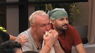 Promi Big Brother – Menderes und Rainer schauen gemeinsam die Videobotschaft von Rainers Kindern an.