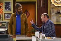 Superior Donuts – Fawz (Maz Jobrani, l.); Carl "Tush" Tushinksi (David Koechner, r.)