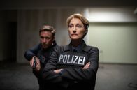 Großstadtrevier – Kampf gegen das illegale Glücksspiel: Frau Küppers (Saskia Fischer, r.) und Piet Wellbrook (Peter Fieseler, l.) kurz vor dem SEK-Einsatz.