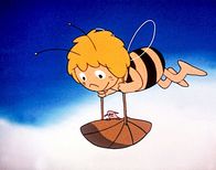 Biene Maja – "Biene Maja", "Wie Maja einen Floh rettet." Es ist Herbst. Der erste kalte Tag bringt unsere Insekten in Verlegenheit. Maja findet einen neuen Freund, einen kleinen zitternden Floh namens Kitti. Das Flohmädchen ist schon ganz erschöpft, da sie lange nichts mehr zu essen bekommen hat. Was bleibt da Maja anderes übrig, als Kitti aufzupäppeln. Die Frage ist nur, wie. Honig mag sie nicht, Blütenstaub mag sie nicht, Kitti braucht dringend einen Hund.
