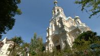 Kur Royal – Die russisch-orthodoxe Kirche St. Peter und Paul mit ihren vergoldeten Türmen liegt inmitten eines Viertels mit Jugendstilvillen.