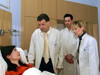 In aller Freundschaft – MDR Fernsehen IN ALLER FREUNDSCHAFT FOLGE 222, "Scham" Uhr. Visite bei der Patientin Vera Fichte (Nicola Tiggeler). Vera Fichte wurde nach einem Autounfall mit einer Gehirnerschütterung und einem Bauchtrauma in die Sachsenklinik eingeliefert. Bei der Untersuchung stellten die Ärzte fest, dass Vera schwanger ist. Doch die Patientin scheint unter emotionalem Druck zu leiden, der nicht nur ihre Heilung aufhält, sondern auch eine komplikationslose Schwangerschaft gefährdet. Dr. Roland Heilmann (Thomas Rühmann), Dr. Philipp Brentano (Thomas Koch) und Dr. Kathrin Globisch (Andrea Kathrin Loewig).