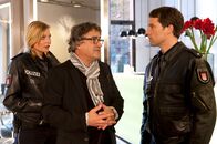 Notruf Hafenkante – Leo Faber (Bernd Jeschek, M.) leugnet vor Melanie (Sanna Englund, l.) und Mattes (Matthias Schloo, r.), etwas mit dem Brandanschlag auf seinen Kollegen zu tun zu haben.