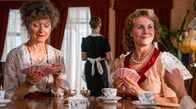 Seebad-Saga – Lydia Ploug (Sonja Oppenhagen, li.), Therese Madsen (Anne Louise Hassing, re.)