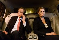 Der Rücktritt – Führt ein verhängnisvolles Telefonat mit Bild-Chefredakteur Kai Diekmann, das für ihn und seine Frau Bettina (Anja Kling, r.) bedeutende Folgen hat: Bundespräsident Christian Wulff (Kai Wiesinger, l.) ...
