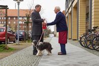In aller Freundschaft – Otto Stein (Rolf Becker, re.) ist ein Hund zugelaufen. Da er ihn nicht mit in die Cafeteria nehmen kann, bittet er kurzerhand Dr. Roland Heilmann (Thomas Rühmann, li.) nach dessen Dienstschluss eine Runde mit dem Streuner zu drehen. Roland ist alles andere als begeistert.