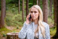 Sturm der Liebe – Larissa (Vivien Wulf) sagt das Date mit Henry merkwürdig abwesend ab.