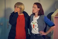 Andere Eltern – Die vermisst geglaubte Ini (Johanna Gastdorf, l.) taucht wieder auf, aber die Freude ist vorbei, als ihr die schreckliche Neuigkeit von ihrer Tochter Nina (Lavinia Wilson, r.) mitgeteilt wird.