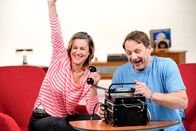 DDR genial – Schauspielerin Rhea Harder-Vennewald und Schauspieler Hendrik Duryn testen die Blaumeise 3 - ein Funktelefon, dass die DDR für Mexiko entwickelte.