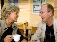 In aller Freundschaft – MDR Fernsehen IN ALLER FREUNDSCHAFT FOLGE 252, "Nur über meine Leiche" Uhr. Das erste Mal in ihrem Leben ohne Paula, entwickelt sich zwischen Robert (Hans Peter Korff) und Gerda (Antje Hagen) ein zaghaftes Gefühl der Liebe. Die Initiative geht von Robert aus.