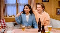Sturm der Liebe – Theo (Lukas Leibe, r.) und Lale (Yeliz Simsek, l.) sind erleichtert, dass Sonnbichlers bei der Hochzeitslocation helfen können.; ARD STURM DER LIEBE FOLGE 4299 Uhr im ERSTEN. Theo (Lukas Leibe, r.) und Lale (Yeliz Simsek, l.) sind erleichtert, dass Sonnbichlers bei der Hochzeitslocation helfen können.
