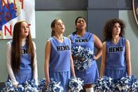 The Middle – Ruth (Grace Bannon, l.), Sue (Eden Sher, 2.v.l.), Becky (Jessica Marie Garcia, 2.v.r.) und Ashley (Katlin Mastandrea, r.) stellen schockiert fest, dass die echten Cheerleader nun auch die Wrestler anfeuern wollen. Daraufhin entbrennt zwischen den beiden Gruppen ein heftiger Wettstreit ...