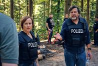 Tatort – Die Kommissare Franziska Tobler (Eva Löbau) und Friedemann Berg (Hans-Jochen Wagner) müssen ein in den Wald geflüchtetes Paar aufspüren.