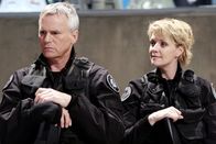 Stargate – Richard Dean Anderson als Major General Jonathan "Jack" O'Neil und Amanda Tapping als Samantha Carter.. Stargate SG 1