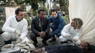 Silent Witness – Dr. Thomas Chamberlain (Richard Lintern, l.), DI Dale Carter (Ashely Walters 2.v.l.), Jack Hodgson (David Caves, 2.v.r.) und Nikki Alexander (Emilia Fox, r.) ermitteln in einem neuen Fall. Bei einer Beerdigung gab es eine Leiche zu viel.
