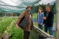 Der Bergdoktor – Martin Gruber (Hans Sigl, r.) drängt Anton Grainer (Peter Kremer, r.) dazu, Emmi Neumann (Lotta Herzog, M.) und ihre kranke Mutter zu unterstützen.