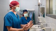 Dr. Nice – Auch wenn Dr. Neiss (Patrick Kalupa) Dr. Birol (Idil Üner) nur assistieren und nicht selbst operieren wird, ist Neiss vor der ersten OP seit seinem schweren Unfall sehr angespannt - gerade jetzt darf nichts schiefgehen.