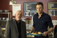 Community – Jeff (Joel McHale, r.) als Professor? Sein neuer Kollege Professor Hickey (Jonathan Banks, l.) versucht, ihm dabei zu helfen, sich in seine neue Rolle hineinzufinden ...; Jeff (Joel McHale, r.) als Professor? Sein neuer Kollege Professor Hickey (Jonathan Banks, l.) versucht, ihm dabei zu helfen, sich in seine neue Rolle hineinzufinden ...