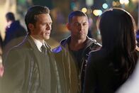 Castle – Kevin Ryan (Seamus Dever, l.) und Javier Esposito (Jon Huertas , M.) befragen Scarlet Jones (Kelly Hu , r.), die für die Sicherheit des ermordeten Beau Randolph zuständig war ...