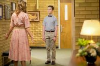 Young Sheldon – Mary Cooper (Zoe Perry, l.); Sheldon Cooper (Iain Armitage, r.)