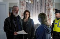 Der Irland-Krimi – Cathrin Blake (Désirée Nosbusch, Mitte) und Sean Kelly (Declan Conlon, li.) befragen Erin Moore (Shauna Higgins, re.).