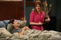 Two and a Half Men – Haben sie eine gemeinsame Zukunft vor sich? Walden (Ashton Kutcher, l.) und seine Ex-Frau Bridget (Judy Greer, r.) ...