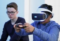 Roadtrip! Für Techfans – Maël und Shalin mit VR-Brille