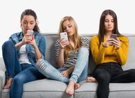 WissenHoch 2: Liebe und Bindung - Wie das Smartphone unsere Beziehungen gefährdet – Soziale Netzwerke können auch distanzieren.